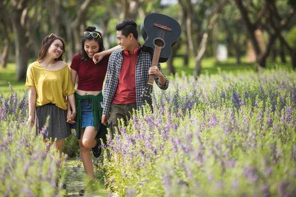 Asiáticos Jóvenes Disfrutando Caminar Parque — Foto de Stock