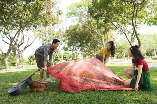 Friends Putting Blanket Grass Have Picnic — Stock Photo, Image