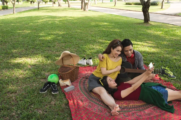 Piknik Parku Biorąc Selfie Znajomych — Zdjęcie stockowe