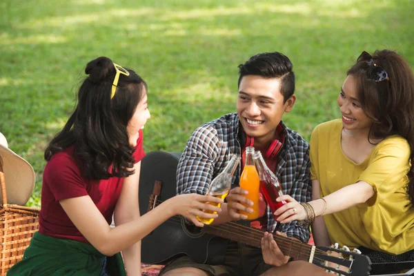 Alegre Asiático Amigos Brindar Com Bebidas Frias — Fotografia de Stock