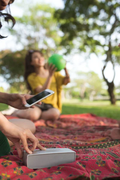 Nahaufnahme Eines Mädchens Mit Smartphone Und Tragbarem Lautsprecher Beim Picknick — Stockfoto