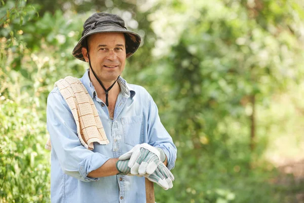 Sonriente Hombre Maduro Trabajando Jardín — Foto de Stock