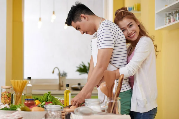 Schöne Lächelnde Junge Frau Umarmt Ihren Kochenden Ehemann — Stockfoto