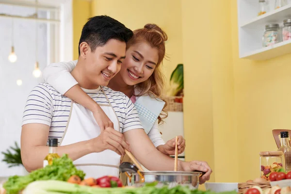 Jonge Vietnamese Paar Verliefd Samen Koken — Stockfoto