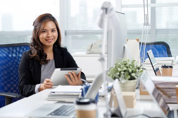 Retrato Mulher Negócios Asiática Bonita Sentado Sua Mesa Com Tablet — Fotografia de Stock