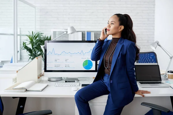 Attraktive Asiatische Geschäftsfrau Sitzt Auf Ihrem Tisch Und Telefoniert — Stockfoto