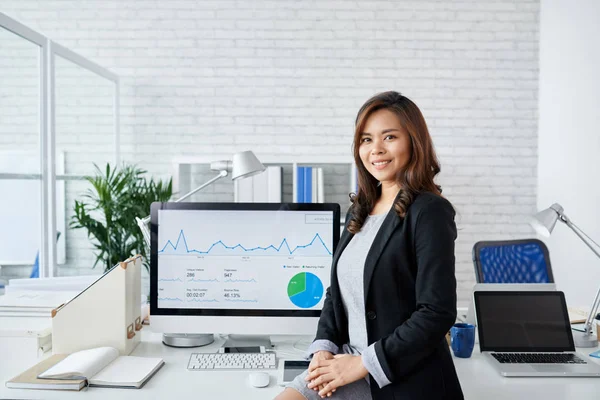 以财务图为站在电脑上的年轻亚洲商界女性肖像 — 图库照片