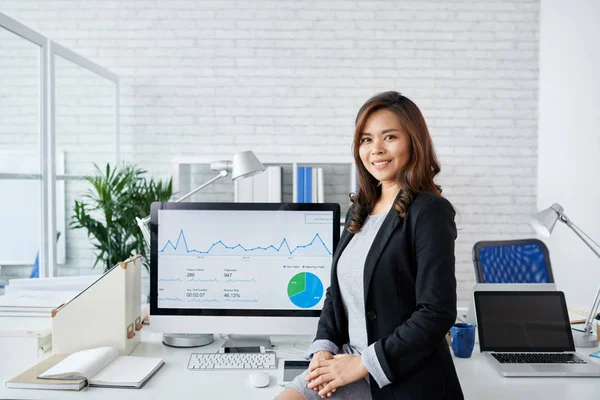 Retrato Una Joven Mujer Negocios Asiática Pie Junto Computadora Con — Foto de Stock