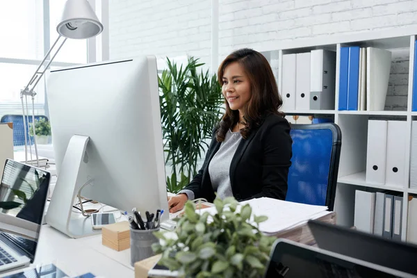 Asiático Mujer Negocios Ejecutivo Trabajando Computadora Oficina — Foto de Stock