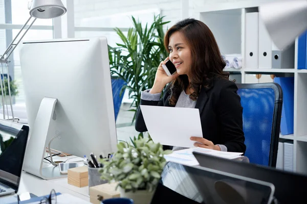 Sonriente Asiática Mujer Negocios Con Documento Sus Manos Llamando Por — Foto de Stock