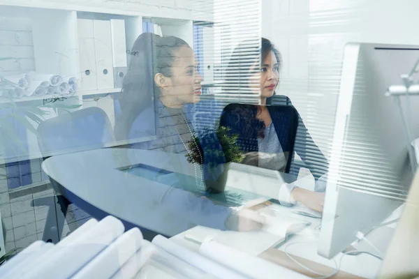 Ejecutiva Femenina Negocios Discutiendo Sala Reuniones — Foto de Stock