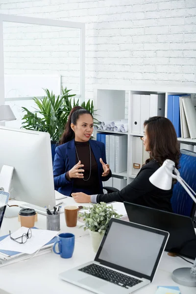 Mujeres Negocios Discutiendo Varios Temas Reunión —  Fotos de Stock