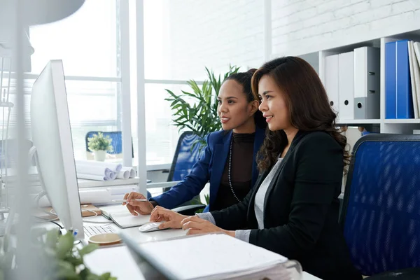 Mulheres Negócios Filipinas Sorridentes Trabalhando Computador Juntas — Fotografia de Stock