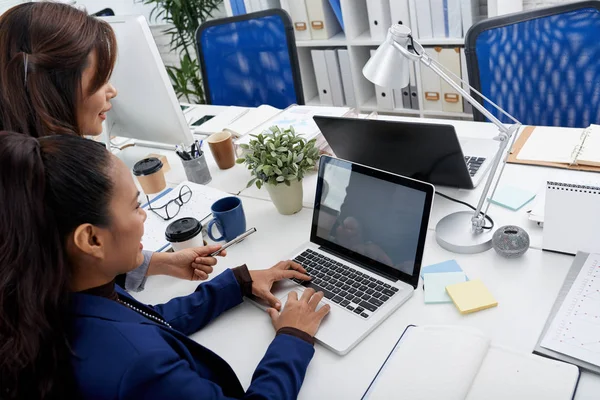 Mujer Negocios Ayudando Colega Con Trabajo — Foto de Stock