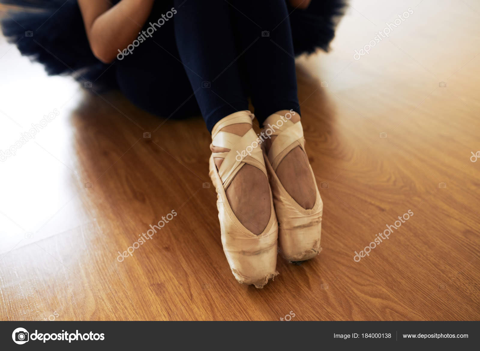 Vista Parziale Della Ballerina Che Indossa Scarpe Ballo Seduta Sul