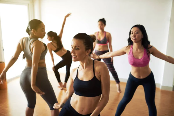 Schöne Frauen Beim Üben Von Aerobic Choreographien Tanzstudio — Stockfoto