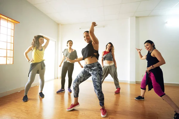 女性スポーツ ウエア ダンス スタジオ ヒップホップ ダンスの振り付けの練習で — ストック写真