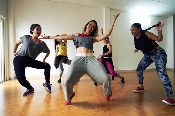 Mulheres Dinâmicas Praticando Hip Hop Coreografia Dança Estúdio Dança — Fotografia de Stock