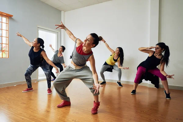 Mulheres Dançando Hip Hop Estúdio — Fotografia de Stock