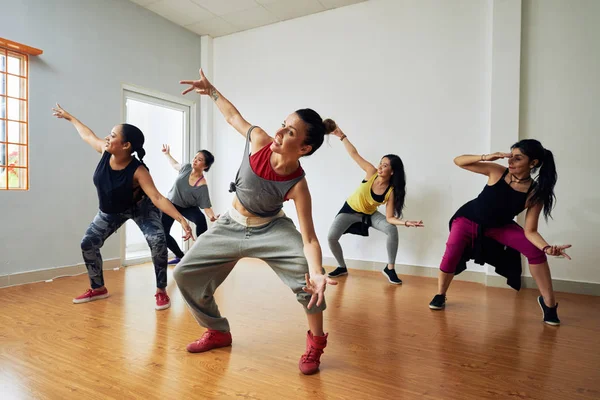 スタジオでヒップホップを踊る女性 — ストック写真