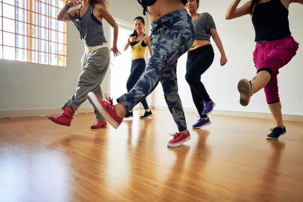 Ženy Cvičí Hiphopové Taneční Choreografie Pokoj Studio — Stock fotografie