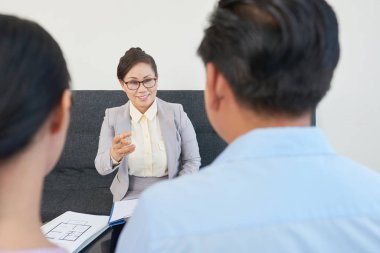 Gülümseyen olgun Vietnamca Emlak ofis içinde birleştirmek için söz