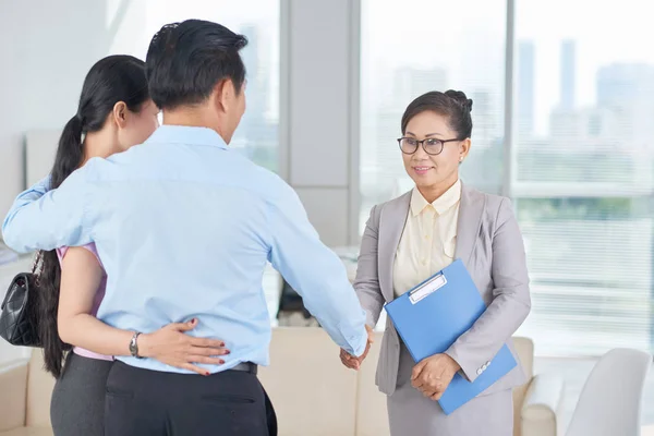 Bella Agente Immobiliare Vietnamita Incontro Cliente Nel Suo Ufficio — Foto Stock