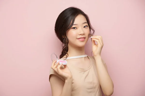 Belle Asiatique Jeune Femme Appliquant Blush Isolé Sur Rose — Photo