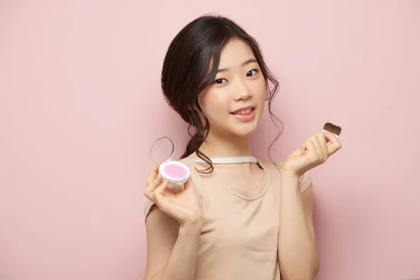 Beautiful Asian Young Korean Woman Applying Blush Her Cheeks — Stock Photo, Image