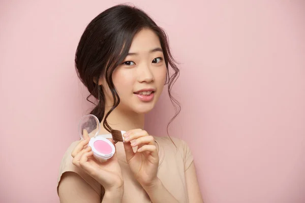 漂亮的韩国女孩的肖像应用粉红色的脸红 — 图库照片