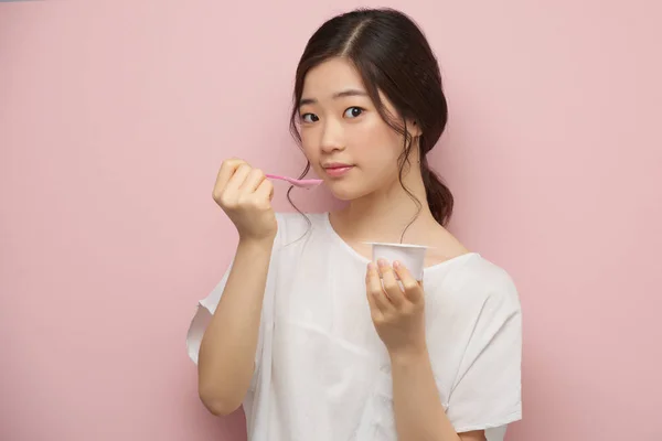 Korean Pretty Young Woman Eating Yogurt Looking Camera — Stock Photo, Image