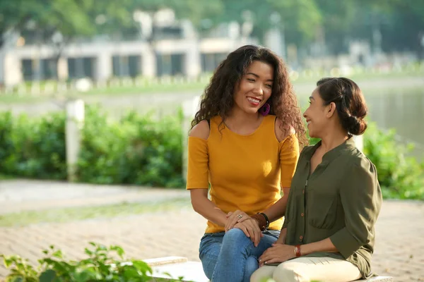 Wanita Asia Berbicara Hari Yang Cerah Taman Umum — Stok Foto