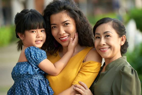 アジア系の女性が笑顔でカメラ目線の — ストック写真