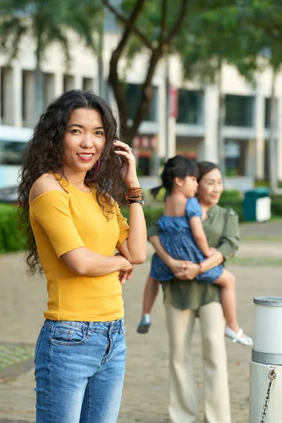 Woman Posing Photography While Her Mother Daughter Standing — Stock Photo, Image