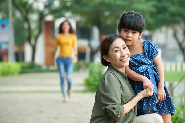 Lovely Portrait Adorable Little Girl Land Mature Grandmother Sitting Haunches — Stock Photo, Image