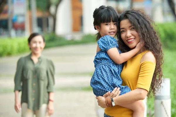 Atraktivní Asijské Žena Držící Roztomilá Malá Dcera Zbraně Zelený Park — Stock fotografie