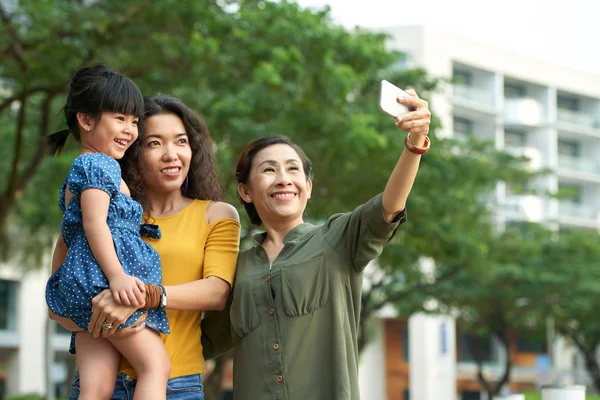 Wesoły Kobieta Senior Pomocą Smartfona Selfie Córką Atrakcyjne Cute Little — Zdjęcie stockowe