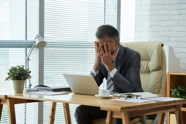 Stressé Homme Affaires Triste Couvrant Son Visage Avec Des Mains — Photo