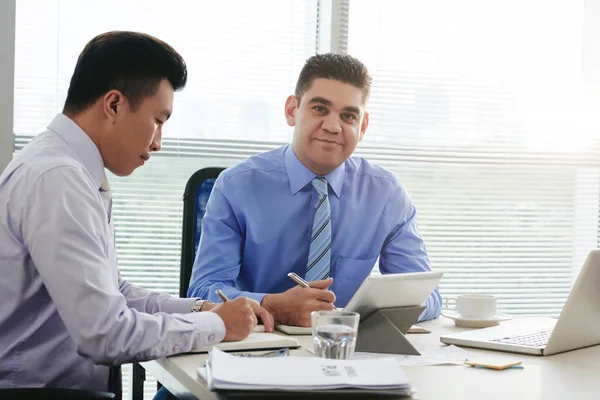 Two Businessmen Working Table — Stock Photo, Image