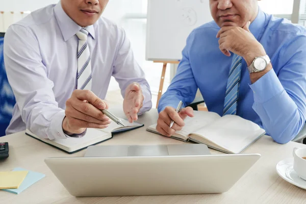 Beskuren Bild Medarbetare Diskuterar Data Laptop Skärm — Stockfoto