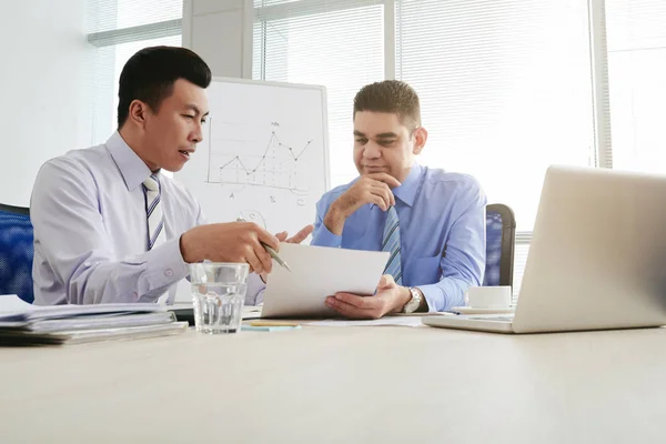 Collega Bespreken Informatie Bedrijfsrapport Hij Bijeen — Stockfoto