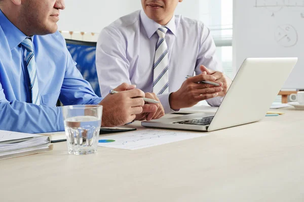 Immagine Ritagliata Dei Colleghi Che Discutono Progetti Idee Alla Riunione — Foto Stock