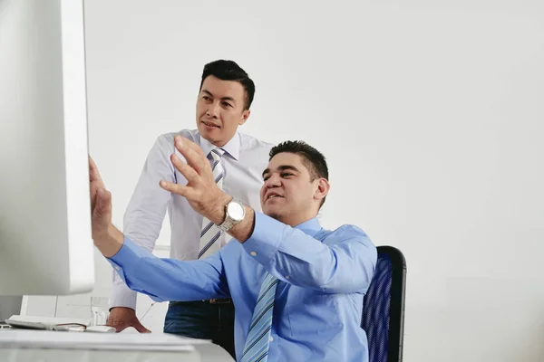 Empresario Mostrando Idea Pantalla Computadora Compañero Trabajo — Foto de Stock