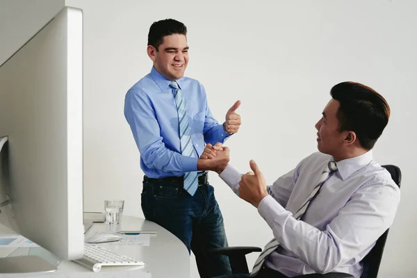 Geschäftsleute Beim Händeschütteln Nach Erfolgreicher Arbeit — Stockfoto