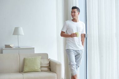 Vietnamlı rahat giysileri içinde gülümseyen portresi