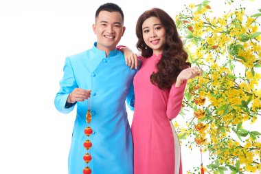 Yangın kraker ve Altın külçe dizeleri ile mutlu Asya çift