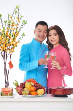 Tet şenlikte Beyaz şarapla mutlu Vietnamca Çift