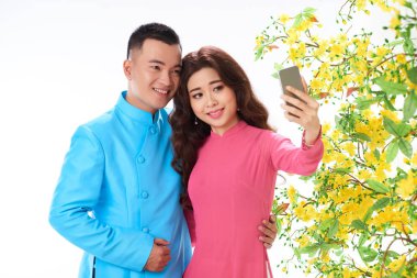 Tet Bayramı kutlama selfie alarak geleneksel kostümleri Vietnamca genç Çift 