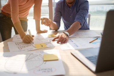 Kağıtları masaya tartışırken iş adamları