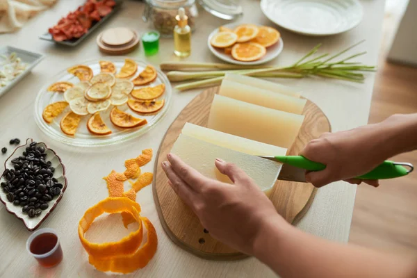 Vrouw Snijden Zeep Basis Mengen Met Andere Ingrediënten — Stockfoto